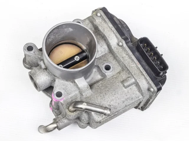 Дроссельная заслонка для Toyota Corolla E120 Седан (JDM) 2000-2006 на фотографиях