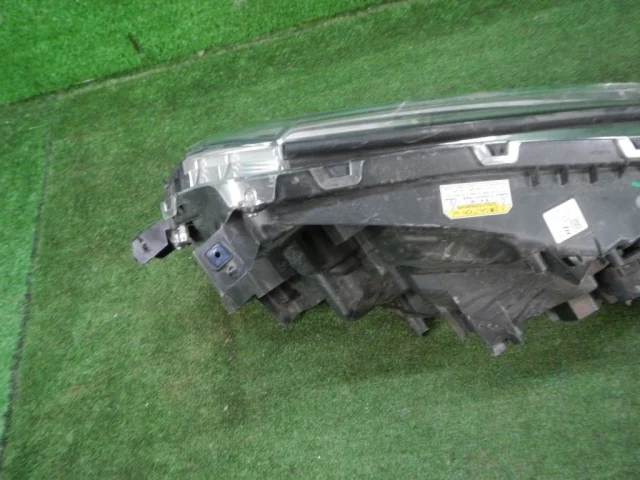 Фара ксенон левая для Toyota Alphard H30 2015+ на фотографиях