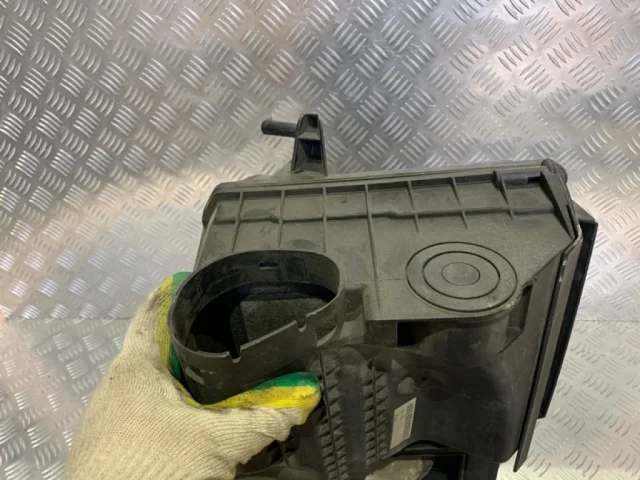 Корпус воздушного фильтра для Volvo C30 MK 2006-2013 на фотографиях