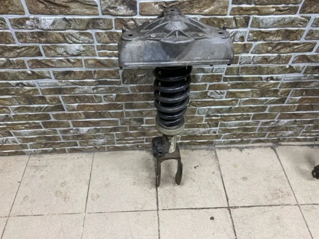 Амортизатор передний правый для Audi Q7 4L 2005-2015 на фотографиях