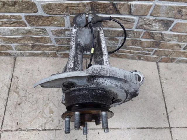 Кулак поворотный левый для Land Rover Range Rover Evoque L538 2011-2015 на фотографиях