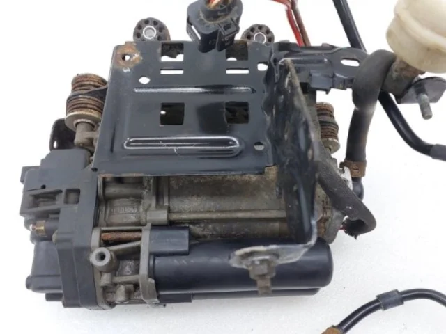 Компрессор пневмоподвески задний для Audi Q7 4M 2015+ на фотографиях