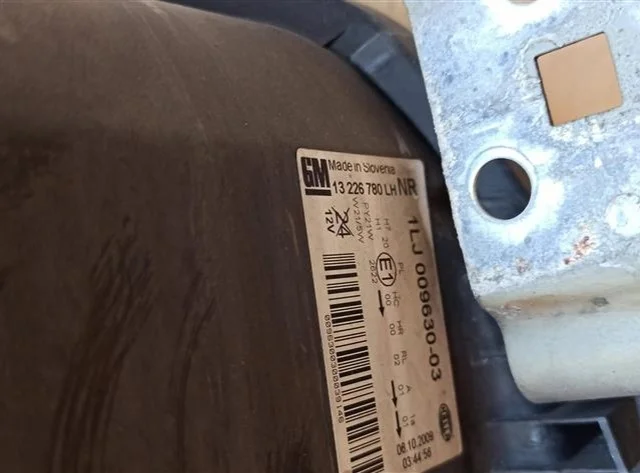 Фары для Opel Insignia Универсал A 2008-2017 на фотографиях