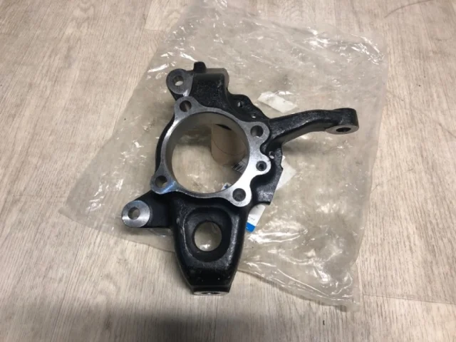 Кулак поворотный правый для Mitsubishi Pajero V90 5dr 2006-2011 на фотографиях