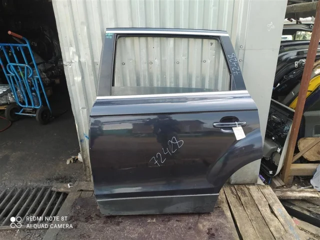 Уплотнитель передней правой двери для Audi Q7 4L 2005-2015 на фотографиях