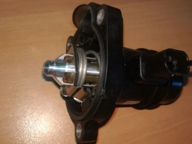 Термостат для Opel Astra J Хэтчбек 2009-2017 на фотографиях