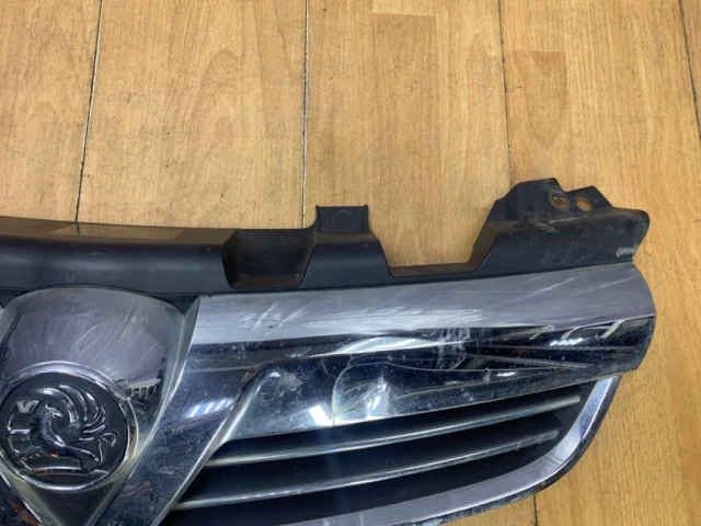 Решетка радиатора для Opel Zafira B 2005-2015 на фотографиях