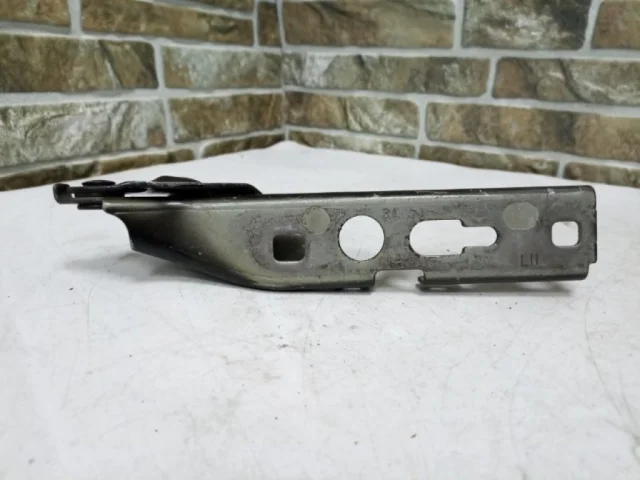 Петля капота левая для Audi Q3 8U 2011-2019 на фотографиях