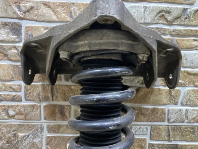 Амортизатор передний правый для Audi Q7 4L 2005-2015 на фотографиях