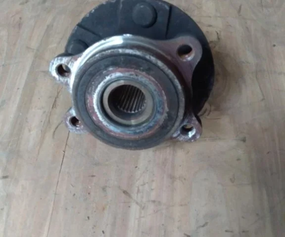 Ступица колеса передняя левая для Toyota RAV4 XA40 2013-2015 на фотографиях