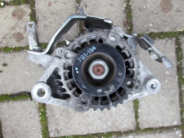 Генератор для Toyota Corolla E140/E150 Седан 2006-2013 на фотографиях