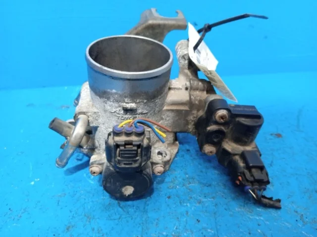 Дроссельная заслонка для Toyota RAV4 XA20 2000-2005 на фотографиях