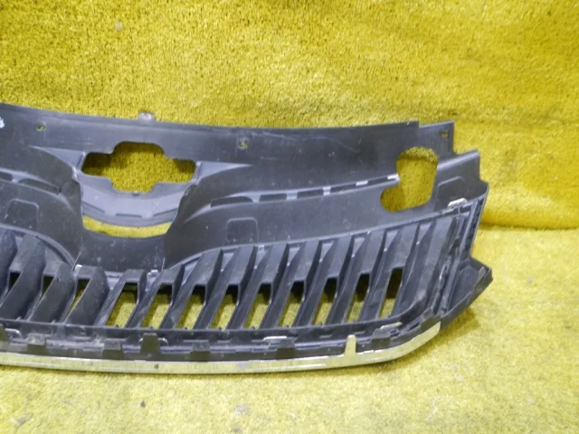 Решетка переднего бампера для Skoda Rapid I NH3 2012-2017 на фотографиях