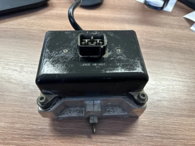 Блок клапанов пневмоподвески для Lexus LX J200 2007-2015 на фотографиях