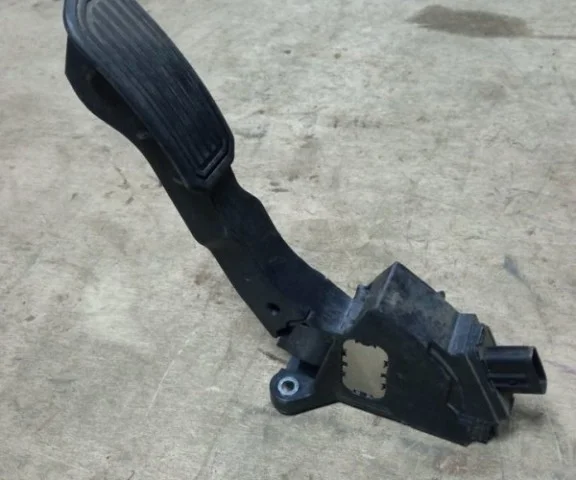 Электронная педаль газа для Toyota RAV4 XA30 2005-2012 на фотографиях