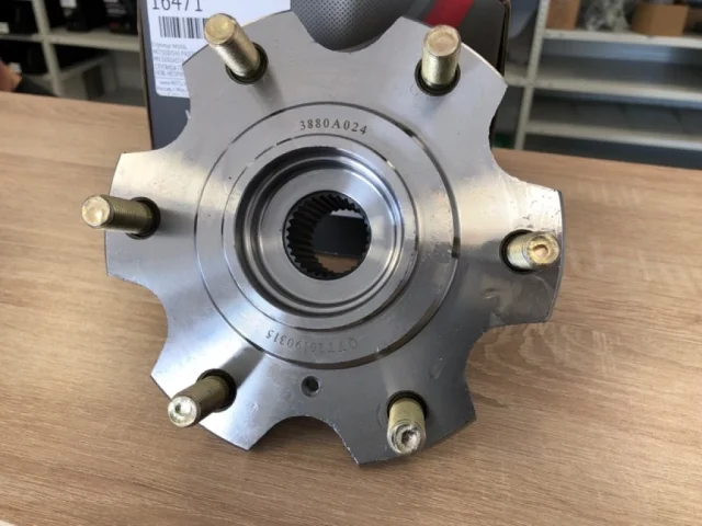 Ступица колеса передняя левая для Mitsubishi Pajero V70 5dr 1999-2006 на фотографиях