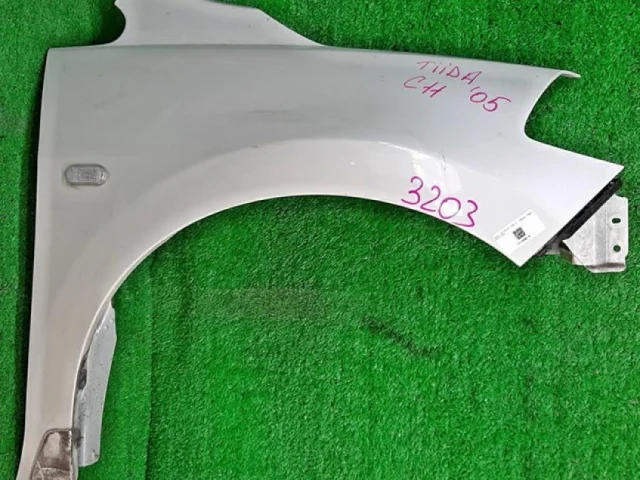 Крылья для Nissan Tiida SC11 Седан 2007-2014 на фотографиях