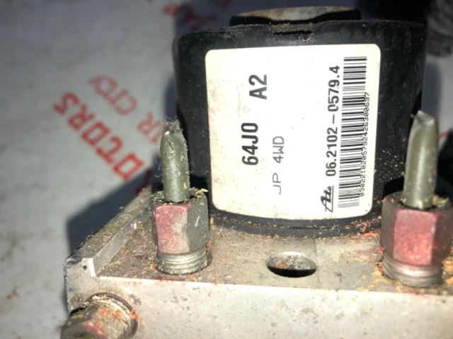 Блок ABS для Suzuki Grand Vitara 1998-2005 на фотографиях