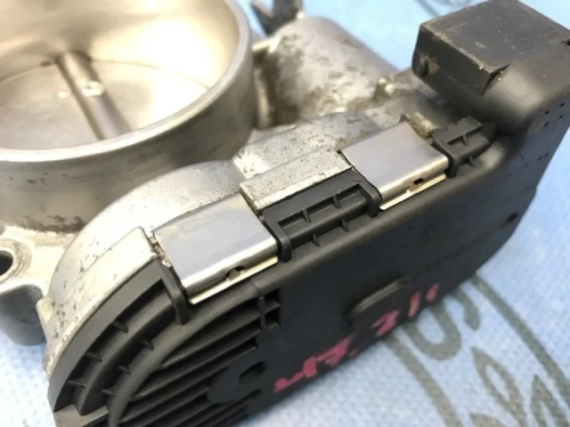 Дроссельная заслонка для Mercedes-Benz C class W204 2007-2014 на фотографиях