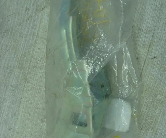 Петля капота правая для Hyundai Solaris 1 рестайлинг 2014-2017 на фотографиях