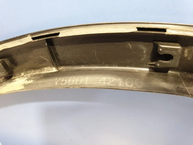 Молдинг крыла передний правый для Toyota RAV4 XA40 rest 2015-2019 на фотографиях