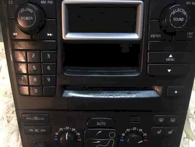 Головное мультимедийное устройство для Volvo XC90 I C 2002-2014 на фотографиях