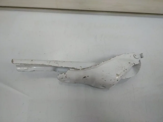 Крепление петли капота для Skoda Rapid I NH3 2012-2017 на фотографиях