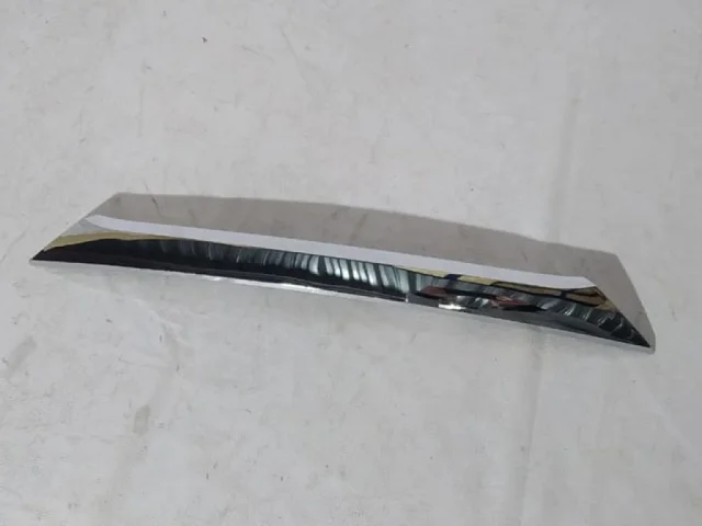 Молдинг крышки багажника для Toyota Corolla E160/E180 Седан (RU) 2012-2016 на фотографиях