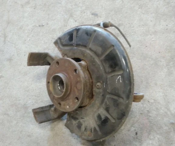 Кулак поворотный левый для Volkswagen Jetta 6 2010-2019 на фотографиях