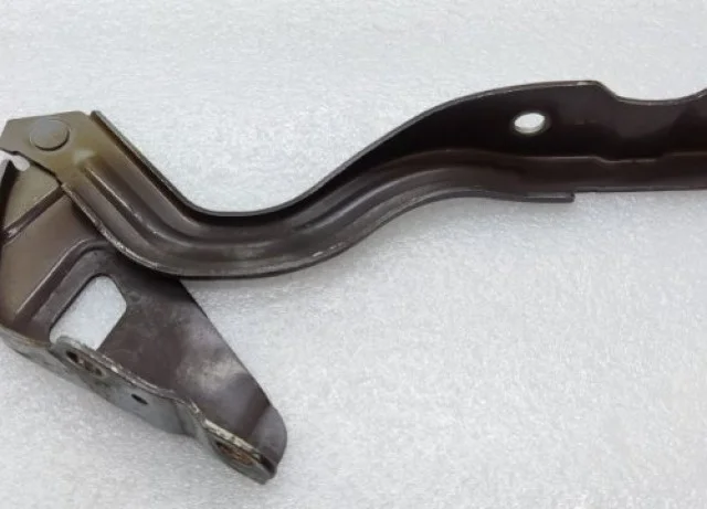 Петля капота левая для Hyundai Solaris 1 RB (2011-2013) на фотографиях