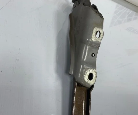 Шарнир капота для Skoda Rapid II 2020+ на фотографиях