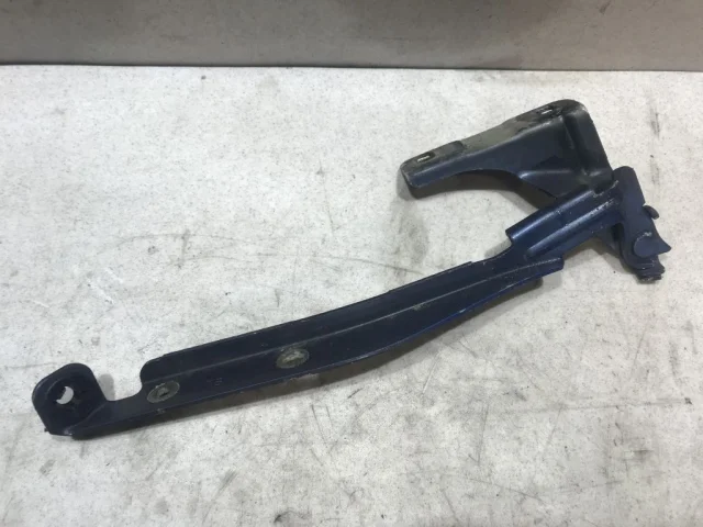 Петля капота левая для Nissan Note E11 2005-2012 на фотографиях