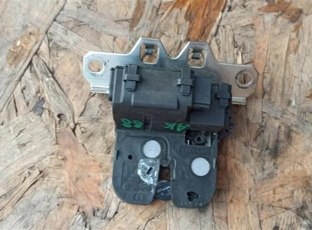 Замок багажника для Opel Insignia Седан A 2008-2017 на фотографиях