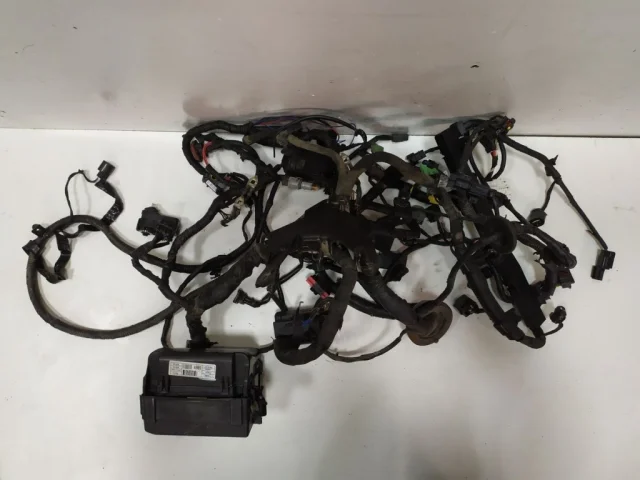 Проводка моторного отсека для Hyundai Solaris 1 рестайлинг 2014-2017 на фотографиях