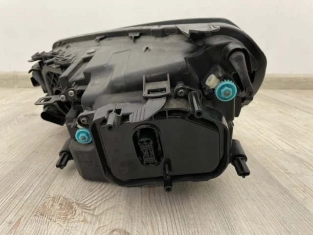 Фара ксенон левая для Volkswagen Touareg II (7P5) 2010-2014 на фотографиях