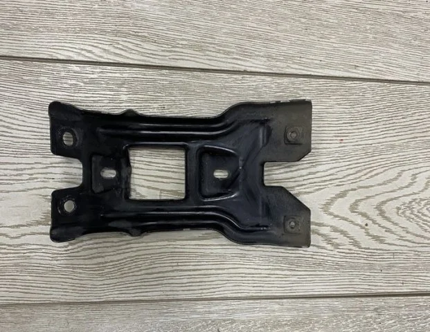 Кронштейн замка капота для Skoda Rapid II 2020+ на фотографиях