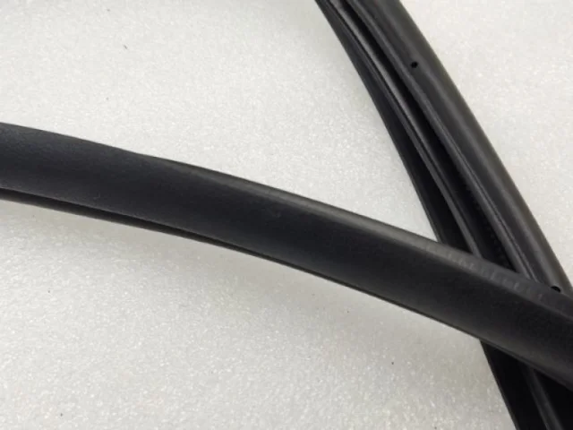 Уплотнитель передней правой двери для Hyundai Solaris 2 (2017-2022) на фотографиях