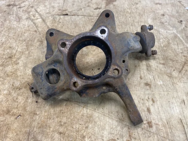 Кулак поворотный правый для Mitsubishi Pajero V90 5dr rest II 2014-2020 на фотографиях