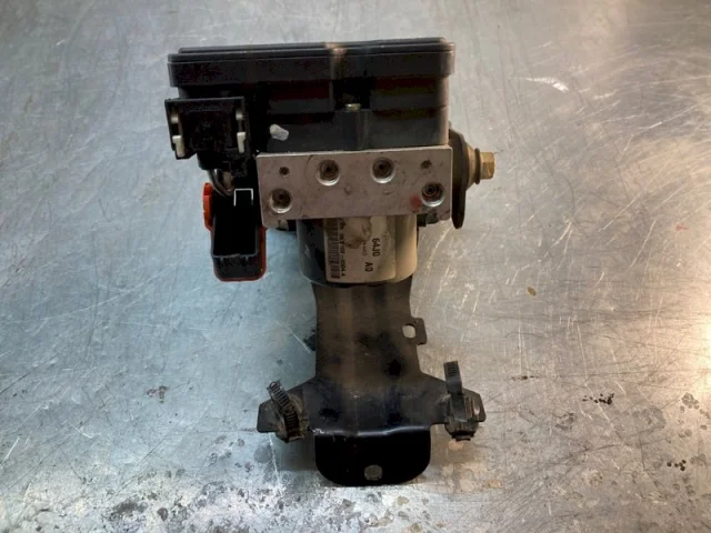 Блок ABS для Suzuki Grand Vitara 3dr 2005-2016 на фотографиях