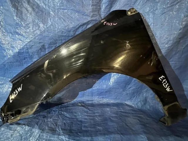 Крылья для Toyota Corolla E120/E130 Седан 2000-2007 на фотографиях