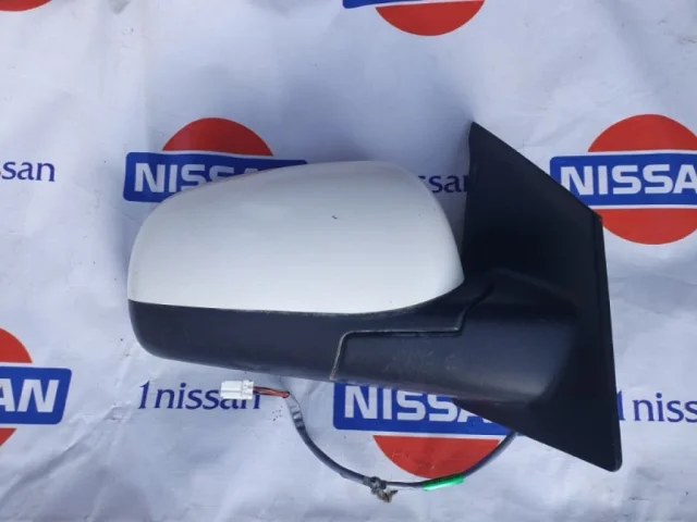 Стекла и зеркала для Nissan Note E11 2005-2012 на фотографиях