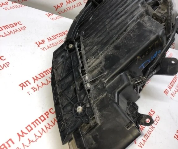 Фары для Nissan Tiida C11 Хэтчбек 2007-2014 на фотографиях