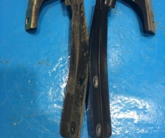 Петля капота правая для Nissan Note E11 2005-2012 на фотографиях