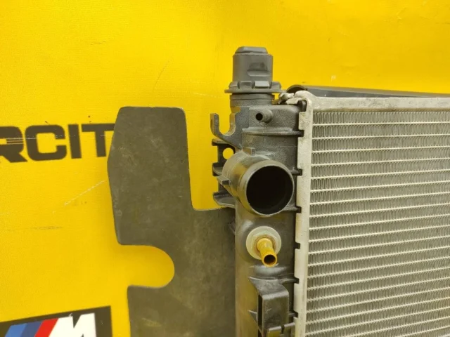 Радиатор охлаждения ДВС для Mercedes-Benz M class W163 1998-2005 на фотографиях