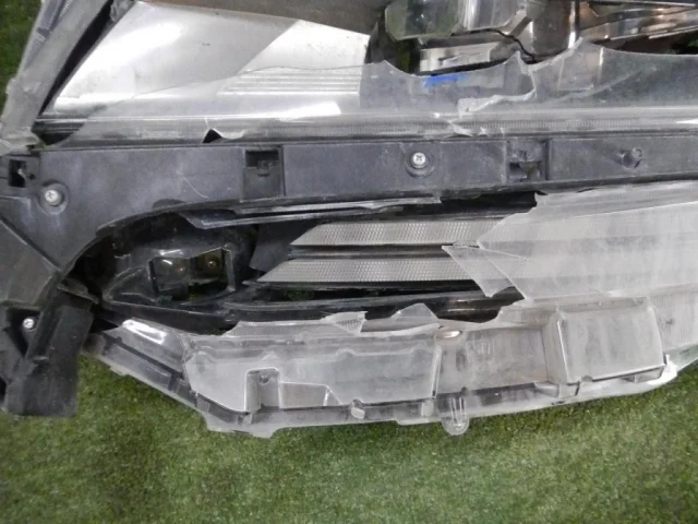 Фара левая для Toyota Alphard H30 2015+ на фотографиях