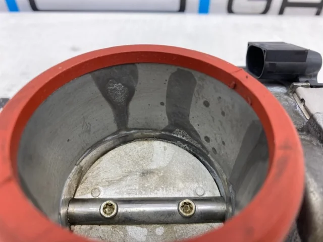 Дроссельная заслонка для Mercedes-Benz C class W203 2000-2007 на фотографиях