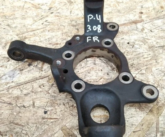 Кулак поворотный правый для Mitsubishi Pajero V90 5dr rest I 2011-2015 на фотографиях