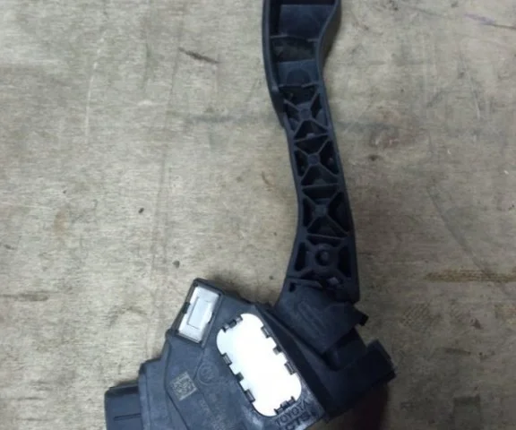 Электронная педаль газа для Toyota RAV4 XA30 2005-2012 на фотографиях