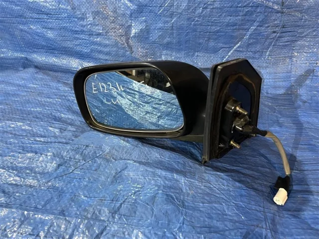 Стекла и зеркала для Toyota Corolla E120/E130 Хэтчбек 2001-2007 на фотографиях