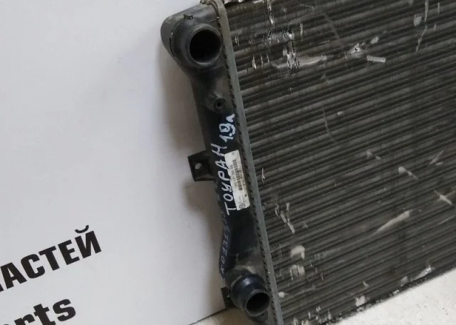 Радиатор охлаждения ДВС для Volkswagen Golf VI (5K) 2008-2012 на фотографиях